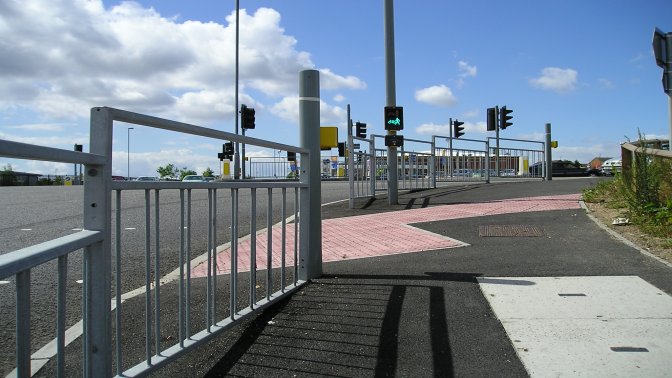 Distance between signal posts and pedestrian guardrail